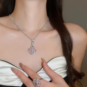 Vue détaillée d'un collier de fleurs vintage de luxe avec zircon brillant sur un mannequin