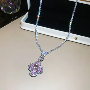 Vue macro détaillée d'un collier de fleurs en zircon de luxe avec un centre de gemme rose