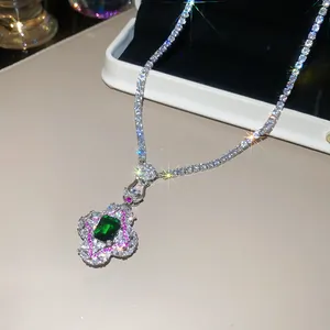 Gros plan d'un collier de luxe avec pierre vert émeraude et oxydes de zirconium