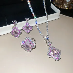 Vue détaillée de l'ensemble de bijoux luxueux avec collier boucles d'oreilles et bague rose