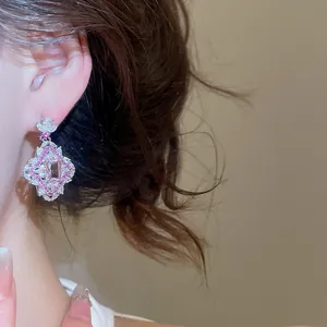 Gros plan sur des boucles d'oreilles vintage de style palais avec des zircons roses