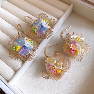 Vintage-Ohrhänger in Blumenform mit bunten Perlen und goldener Drahtgitter-Optik