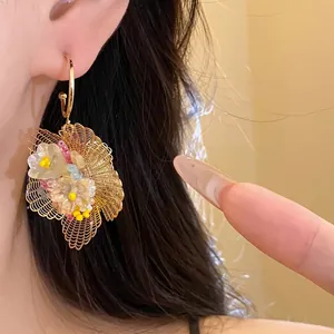 Elegante goldene filigrane Blumen-Ohrhänger mit Perlenakzenten im Vintage-Stil
