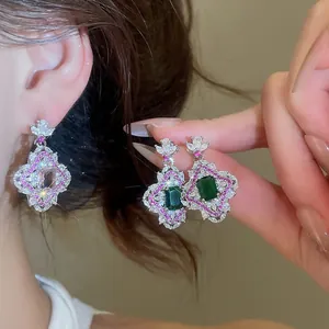 Boucles d'oreilles fleurs en zircon vert émeraude et rose de style palais vintage de luxe