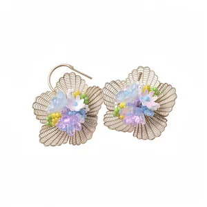 Elegante goldene hohle Blumenohrringe mit lebhaften bunten Perlenblumen-Akzenten