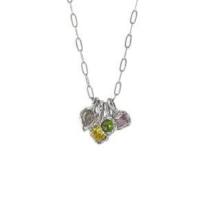Collier irrégulier en acier inoxydable avec quatre pendentifs en zircone colorée sur chaîne.