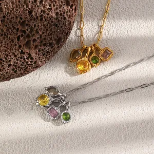 Vue détaillée de colliers dorés et argentés avec des pendentifs en pierres géométriques.