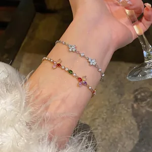 Eleganti bracciali floreali in zircone scintillante nei toni dell'oro e dell'argento