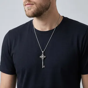 Detailansicht eines gotischen Edelstahl-Schlüsselanhängers mit Kreuzmuster am Modell.
