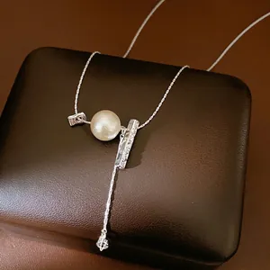 Elegant silver plated pleated bar necklace featuring a round pearl and zircon drop