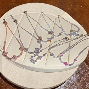 Vista dettagliata di eleganti bracciali in zircone a fiore in vari colori su vassoio