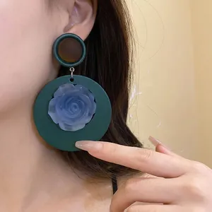 Orecchini vintage minimalisti in resina verde scuro con ciondolo a rosa blu per donna