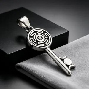 Gotischer Edelstahl-Labyrinth-Schlüsselanhänger mit Dreifachmond-Symbol Detailansicht