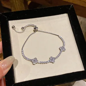 Elegante bracciale argentato con tre quadrifogli in zirconia cubica scintillante