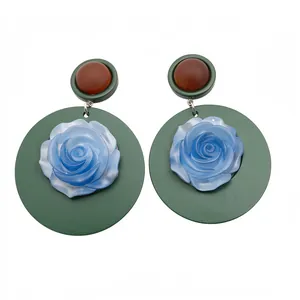 Orecchini a pendente in resina stile vintage con rosa blu su disco verde e perno marrone.