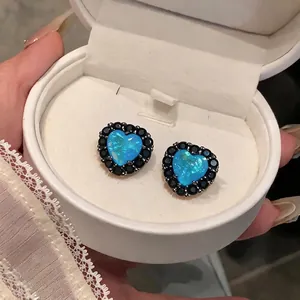 Elegante herzförmige Ohrstecker mit blauen und schwarzen Zirkonsteinen in Geschenkbox