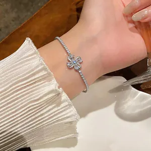 Dettaglio ravvicinato di un elegante bracciale in argento con fiore in zirconia al polso