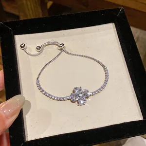 Elegante bracciale regolabile color argento con ciondolo a fiore in zirconi brillanti