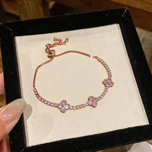 Vista macro dettagliata del bracciale in oro rosa con tre quadrifogli in zircone scintillante