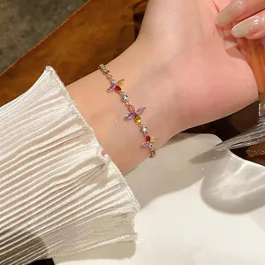 Elegante primo piano di un bracciale in zircone a fiori colorati indossato al polso