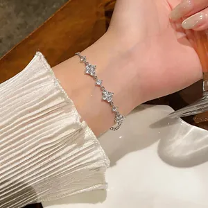 Primo piano di un braccialetto di fiori in zirconi scintillanti su un polso elegante.