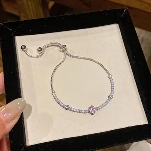 Elegante bracciale argentato con dettaglio fiore in zircone rosa e pietre pavé brillanti.