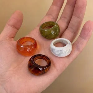 Lot de bagues ovales vintage en résine avec motifs marbrés et écaille de tortue