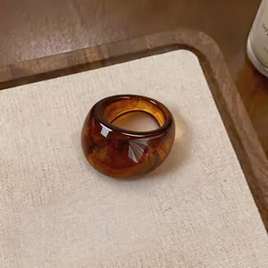 Grosse bague ovale en résine ambrée au style vintage Maillard avec une finition polie