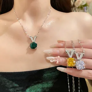 Collier Pendentif Rond en Zirconia Lettre V pour Femmes Luxe Cuivre Électroplaqué Bijoux de Mode Simple Chaîne Ton Argent