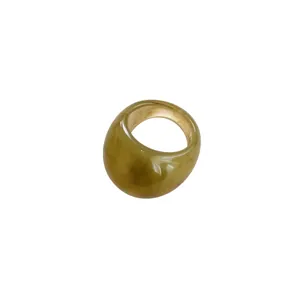Bague vintage en résine vert olive marbrée avec un design ovale épais et minimaliste