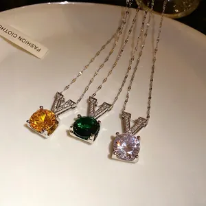 Collier élégant avec pendentif en V et zircons ronds colorés dans un ensemble de trois