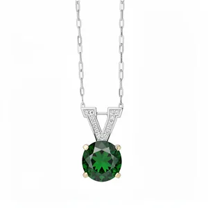 Élégant collier minimaliste en argent avec pendentif en V et grand zircon vert rond brillant