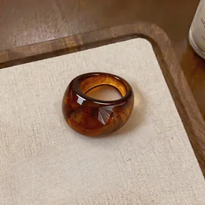 Vue détaillée d'une bague rétro en résine écaille de tortue avec un design ovale épais