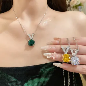 Détail du collier avec pendentif en V et grand zircon rond en différentes couleurs
