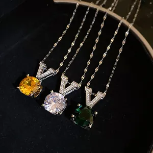 Vue macro de colliers à pendentif en V avec des pierres de zircon jaunes et vertes