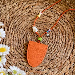 Collar de cuentas de estrella de mar estilo dopamina con colgante de cuero naranja