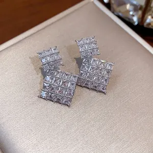 Eleganti orecchini geometrici in argento con zirconi scintillanti dal design di lusso