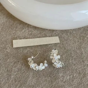 Eleganti orecchini a fiore a forma di C in argento con perle e dettagli in smalto bianco