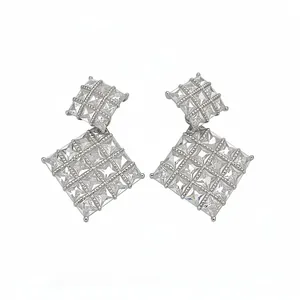 Eleganti orecchini a lobo a rombo in argento con micro-pavé di pietre in zirconia cubica
