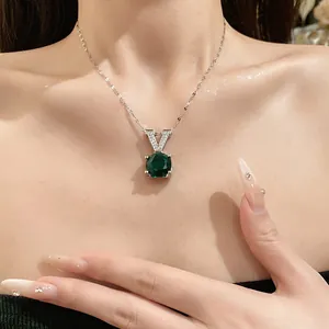 Collier argenté élégant avec pendentif en V et un grand zircon vert émeraude rond brillant.