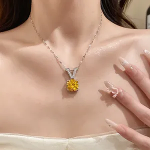 Gros plan d'un collier élégant avec zircon jaune et pendentif en forme de V scintillant
