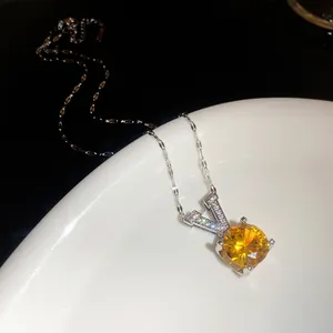 Gros plan d'un collier avec pendentif en V et zircon jaune étincelant de style luxe.