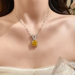 Gros plan détaillé d'un collier en argent avec un zircon jaune et un pendentif en V.