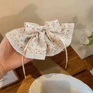 Detailweergave van bloemen haarstrik met kanten randen en linten accent
