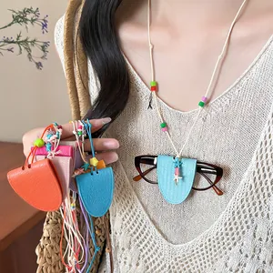 Detalle de cordones para gafas con cuentas de estrella de mar en colores de estilo dopamina.