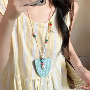 Detalle de cerca de un collar de cuentas de estrella de mar estilo dopamina en modelo