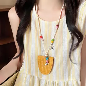 Primer plano detallado de un collar de cuentas con estrellas de mar de colores para playa.
