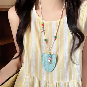 Detalle de un collar de cuentas con estrella de mar ideal para un estilo vacacional