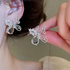 Élégantes boucles d'oreilles papillon en argent avec zircons étincelants en forme de goutte.