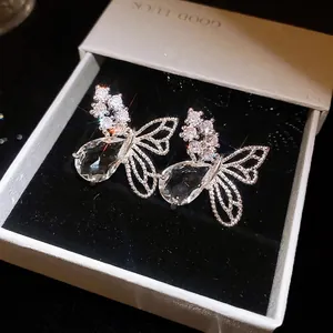 Boucles d'oreilles papillon en argent avec zircons étincelants en forme de goutte